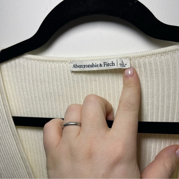 Abercombie & Fitch women's Cream long sleeve v neck ribbed bodysuit in size L - Picture 4 of 8